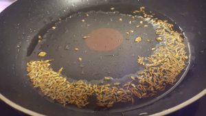crack the cumin seeds in methi mattar malai recipe