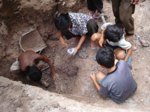 Cambodian Family Looting (photo from memotcentre.org) Cambodian Family Looting (photo from memotcentre.org)