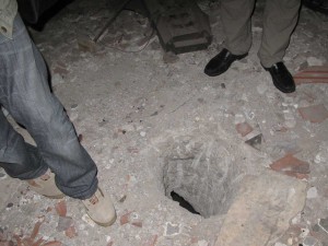 Hole used to enter the vault by Walda, photo via Elkin 2012. benghazi