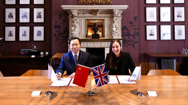 GAC-Jameel Motors UK JV Signing - Wayne Wei (l) and Jasmmine Wong (r)