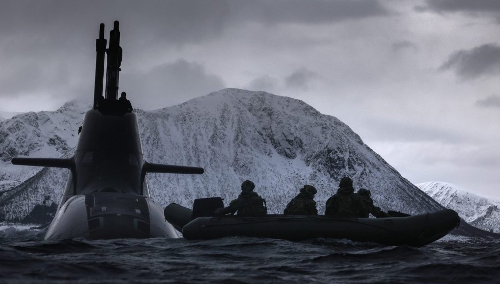 ROYAL MARINES HITCH A SUBMARINE RIDE