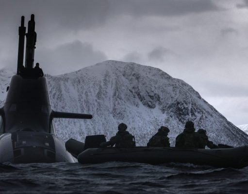 ROYAL MARINES HITCH A SUBMARINE RIDE ROYAL MARINES HITCH A SUBMARINE RIDE