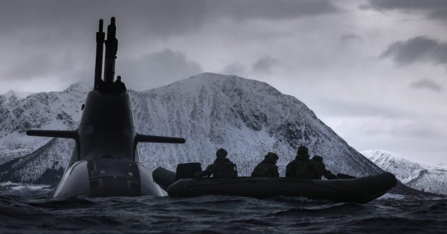 ROYAL MARINES HITCH A SUBMARINE RIDE