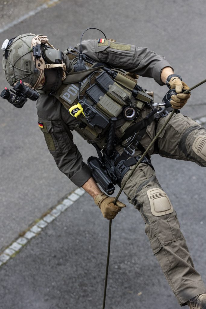 X-ROAR tactical glove