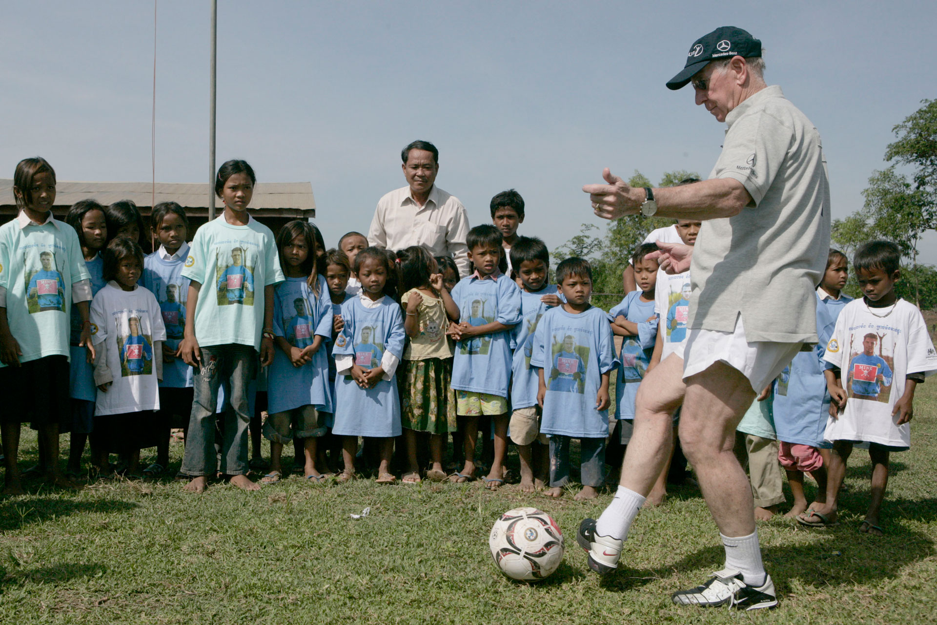 sir-bobby-charlton-and-children-playing-football
