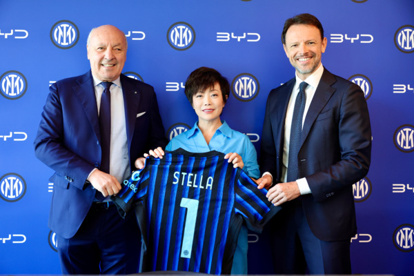 Giuseppe Marotta, President and CEO of FC Internazionale Milano (l); Stella Li, Executive Vice President of BYD (c); Giorgio Ricci, Chief Revenue Officer of FC Internazionale Milano (r)