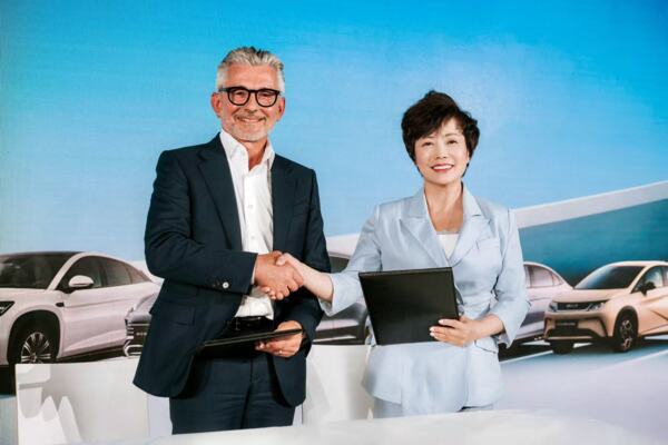 BYD Executive Vice President Stella Li (r), voestalpine CEO Herbert Eibensteiner (l)