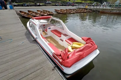 Our luxury electric boats can take up to 6 people