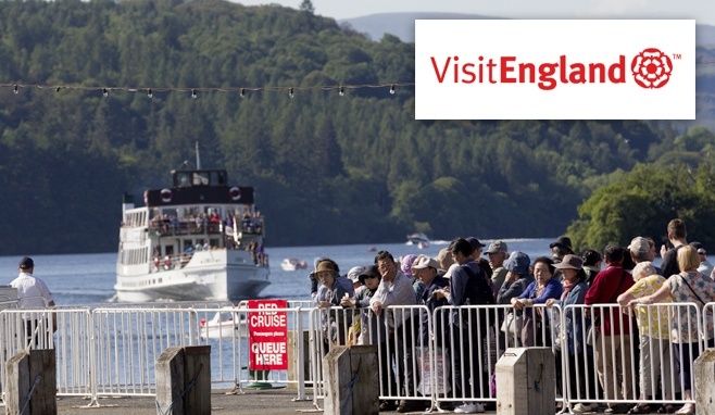 Customers awaiting the Red Cruise departure from Bowness