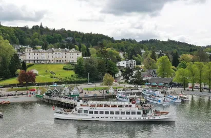 Swan navigating into Bowness Pier 1