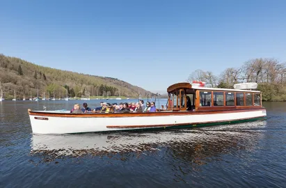 Cross Lake Shuttle navigating the maCross Lake Shuttle navigating the many islands or holmes around the centre of Windermereny idlands or holmes around the centre of Windermere