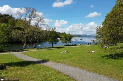 Many lakeshore walks and paths at Fell Foot Park