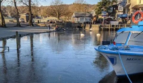 Frozen windermere news web 06