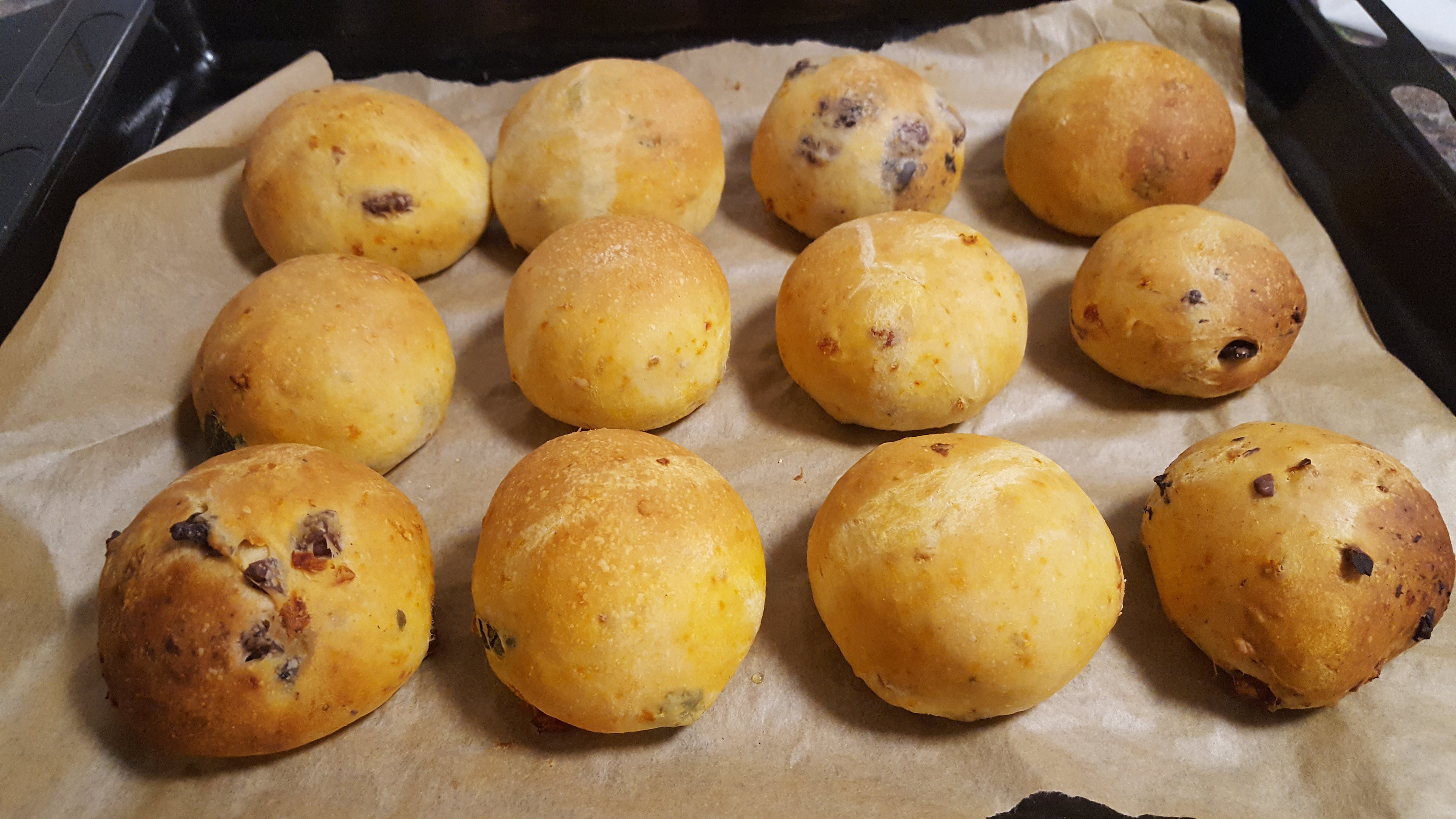Sun-dried tomatoes and basil rolls + Kalamata olives and red pepper rolls Recipes dontask4salt Vegetarian Snacks
