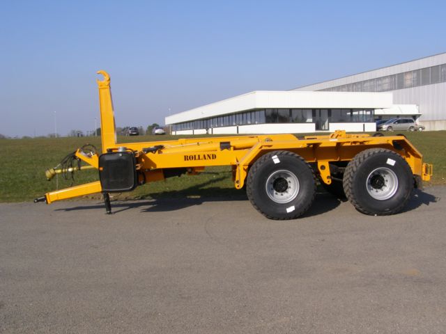 Hook lift trailers