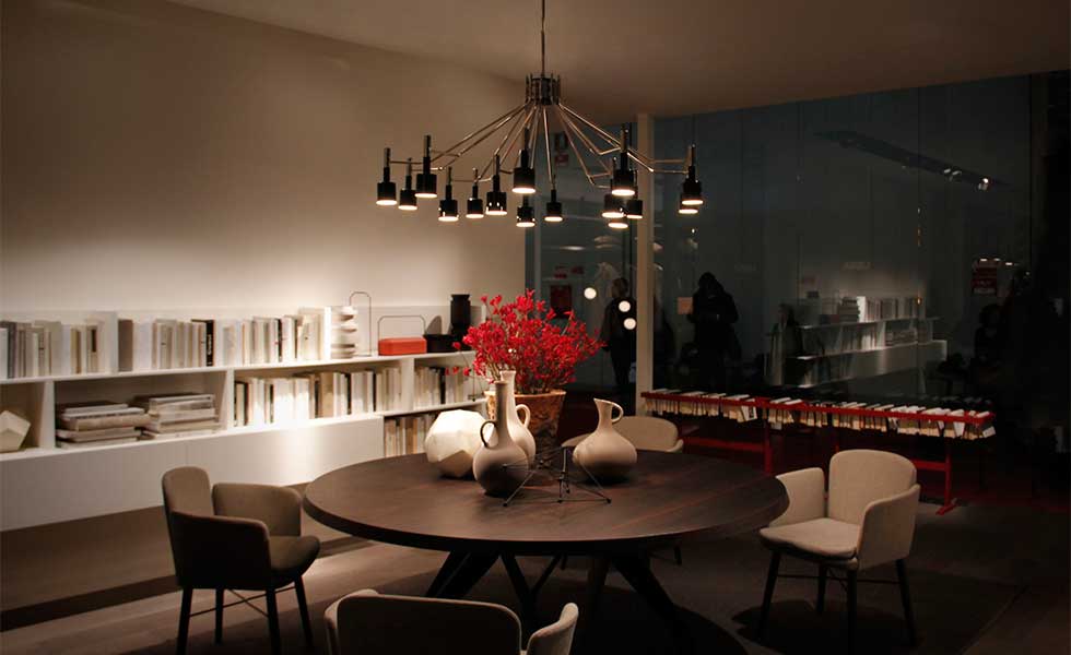 Mid century modern dining room with central pendant