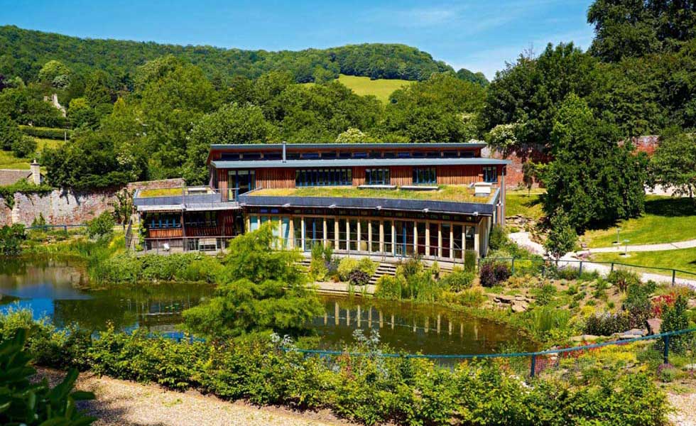 Oak-frame lakehouse by Oakwrights with green roof