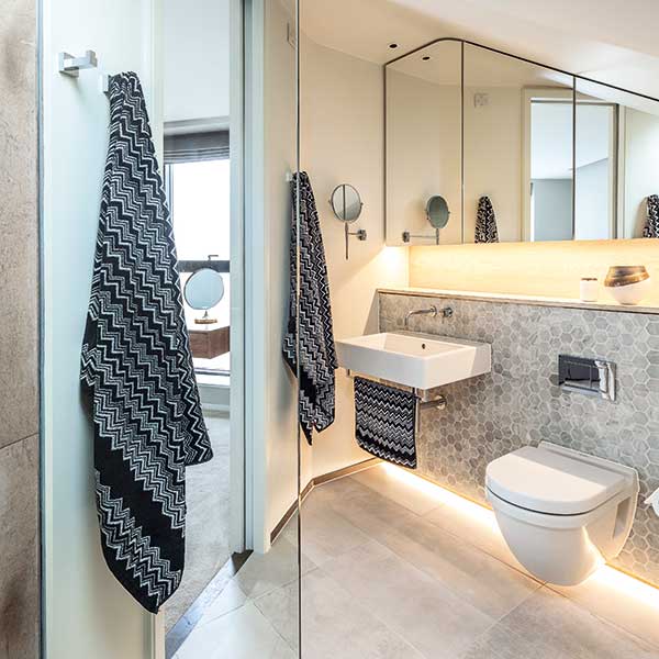 small-bathroom-with-clever-use-of-mirrors