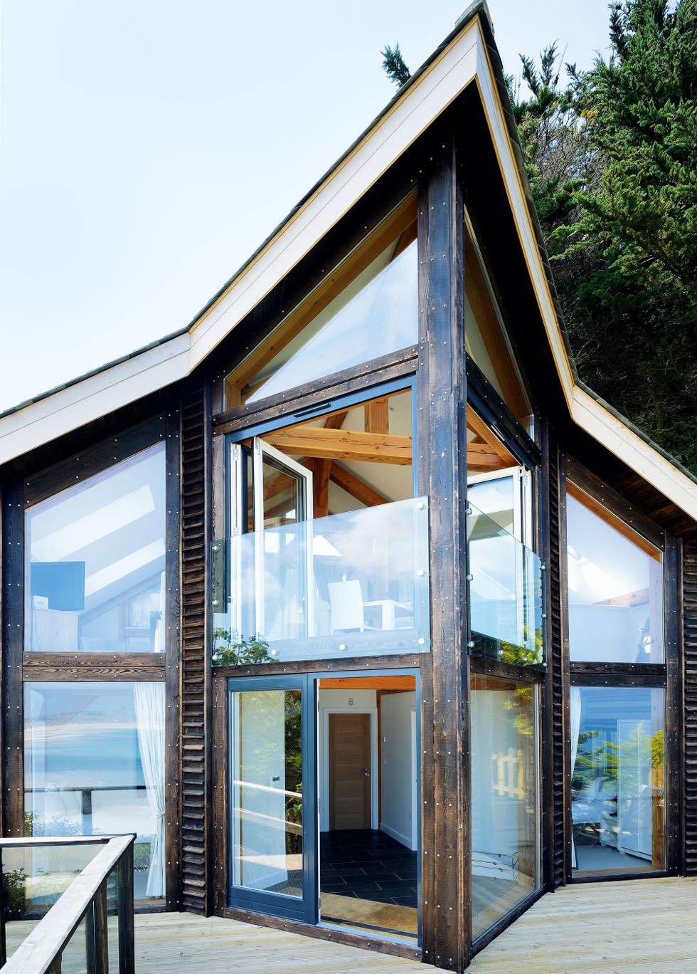 The projecting angle of the front elevation