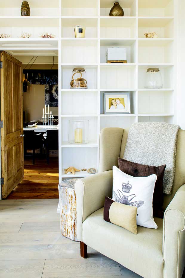 The sitting room with built-in shelves