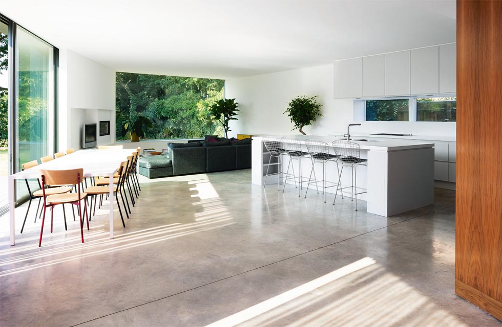 Plot The open plan living/dining/ kitchen space enjoys the best of the garden views thanks to a large picture window and a 6.5m expanse of sliding doors.