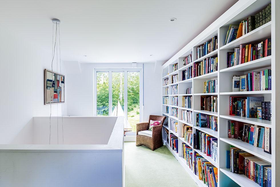 walden-house-floor-ceiling-shelves