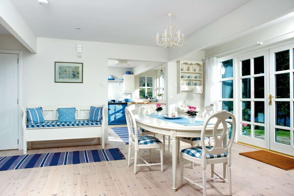Scandi-style-kitchen-diner-in-self-build-home