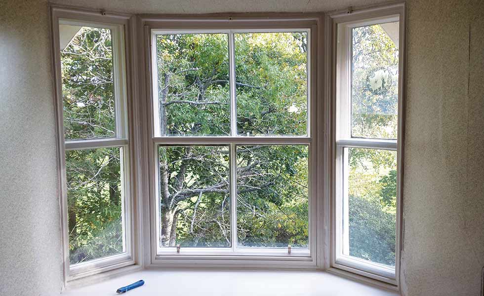 Lower vertical sliding sash