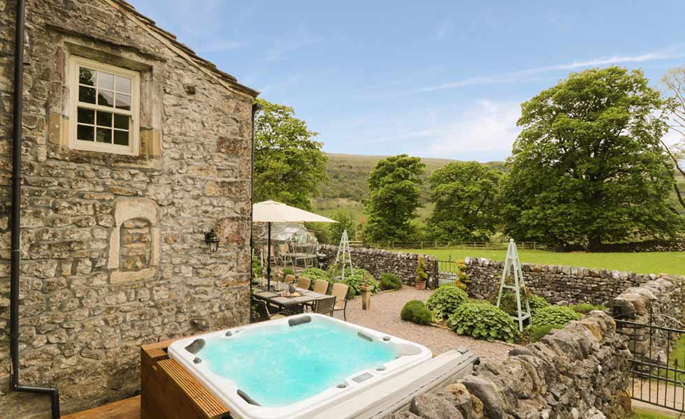 skyes cottages holiday let exterior hot tub