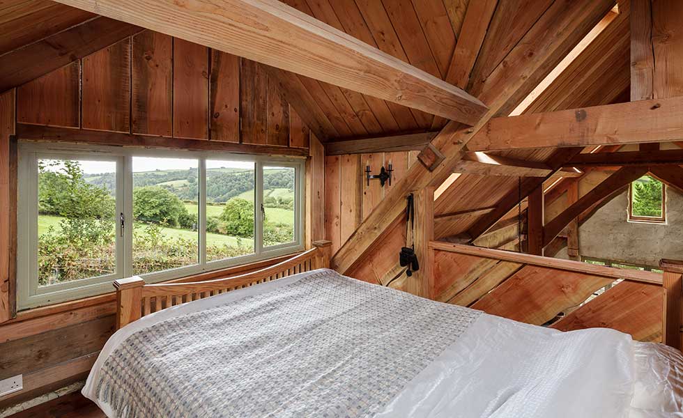 master-bedroom-on-mezzanine-level