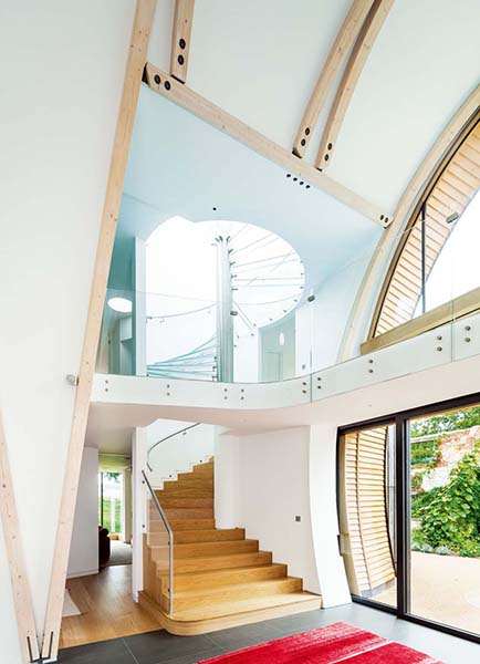 The curved ceiling in this entrance hall allows for a striking curved staircase design which moves up the curved section of the home to the first floor level. Complete with a gallery and glazed balustrade, the result is truly unusual.