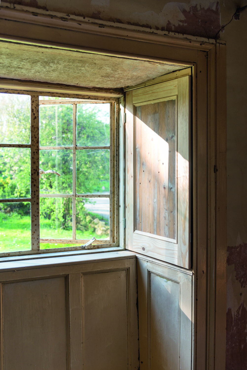 window in cottage mable