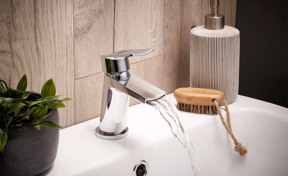 Monobloc mixer tap