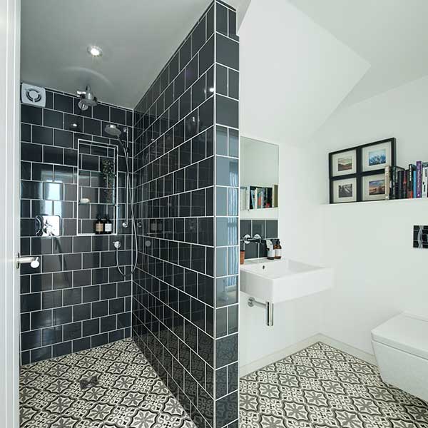 modern-monochrome-bathroom-in-former-coach-house