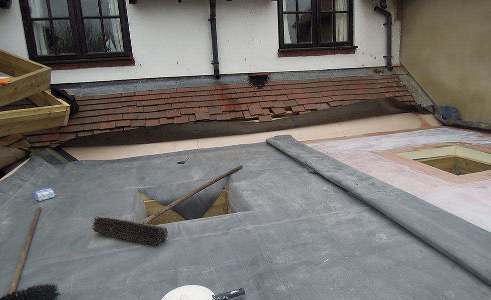 fitting the flat roof for kitchen extension