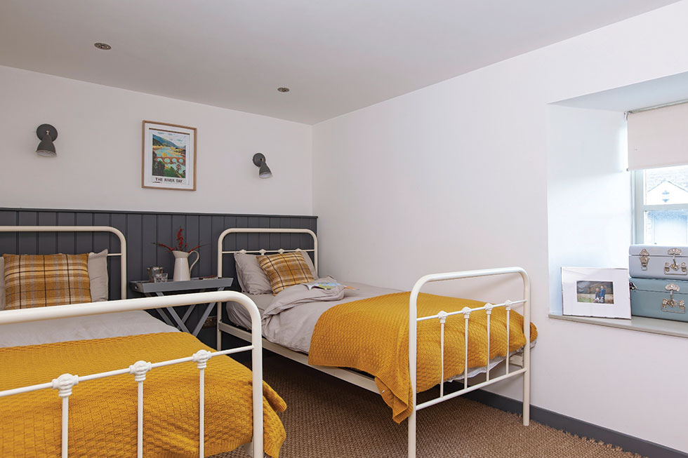 spare bedroom with twin beds