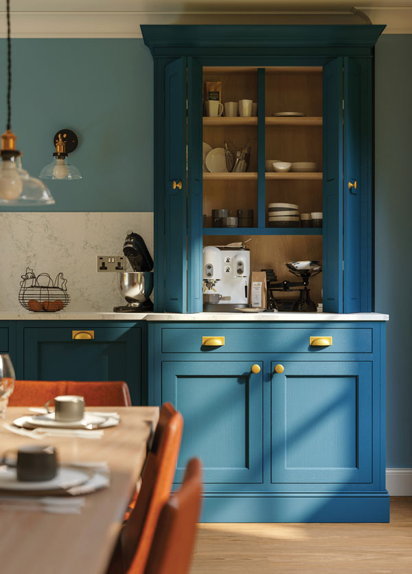 Metallic accents on coloured kitchen furniture
