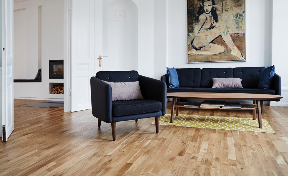 Fully integrated package of solid hardwood floor, levelling and underfloor heating system