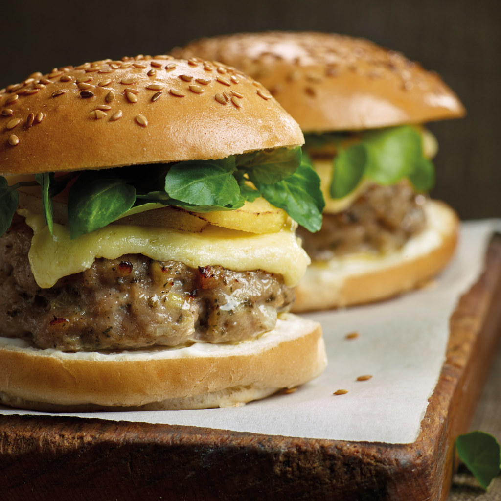 Sausage Burger with Cheddar and Caramelised Apple Lactalis