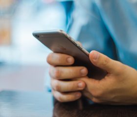 What are the benefits and concerns that come with a superfast 5G network? apple email iphone 17663 280x238