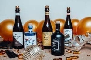 Gepersonaliseerde fles gin of bier nieuwjaar gepersonaliseerde flessen gin of bier die in een nieuwjaars setting staan