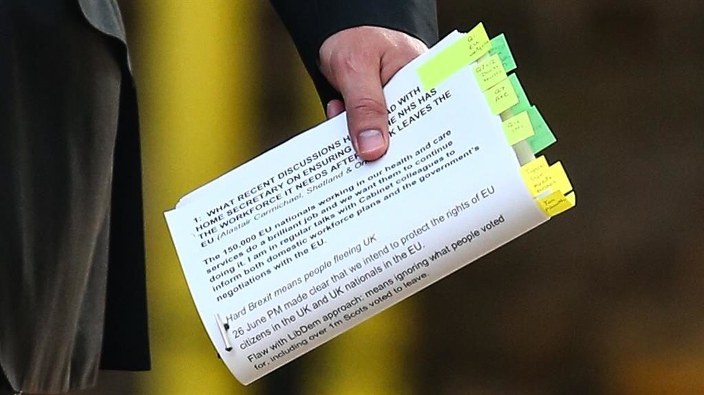 Jeremy Hunt pictured holding memo with 'hard Brexit' message Jeremy Hunt pictured holding memo with 'hard Brexit' message