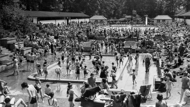 A bygone era? The open air bathing pool at Roundhay Park, 1944