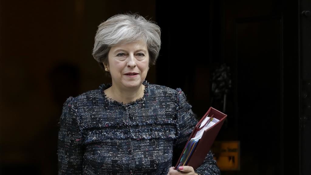 Government faces defeat on NHS pay as DUP backs Labour