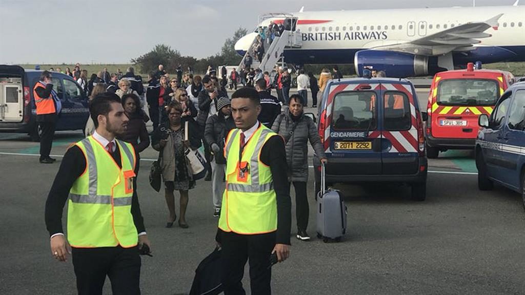 Plane in Paris heading to London is surrounded by police Plane in Paris heading to London is surrounded by police