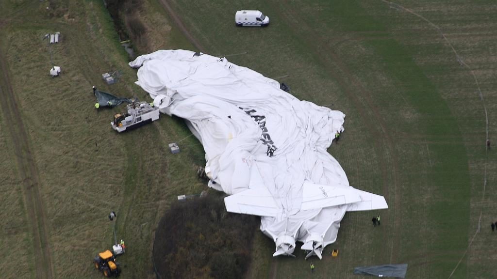 World's largest aircraft breaks into two and collapses in UK World's largest aircraft breaks into two and collapses in UK