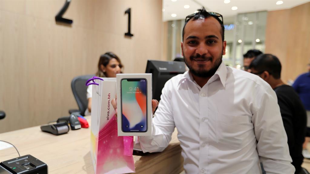 Man Gambles Away iPhone X Money While Queuing Outside Apple Store