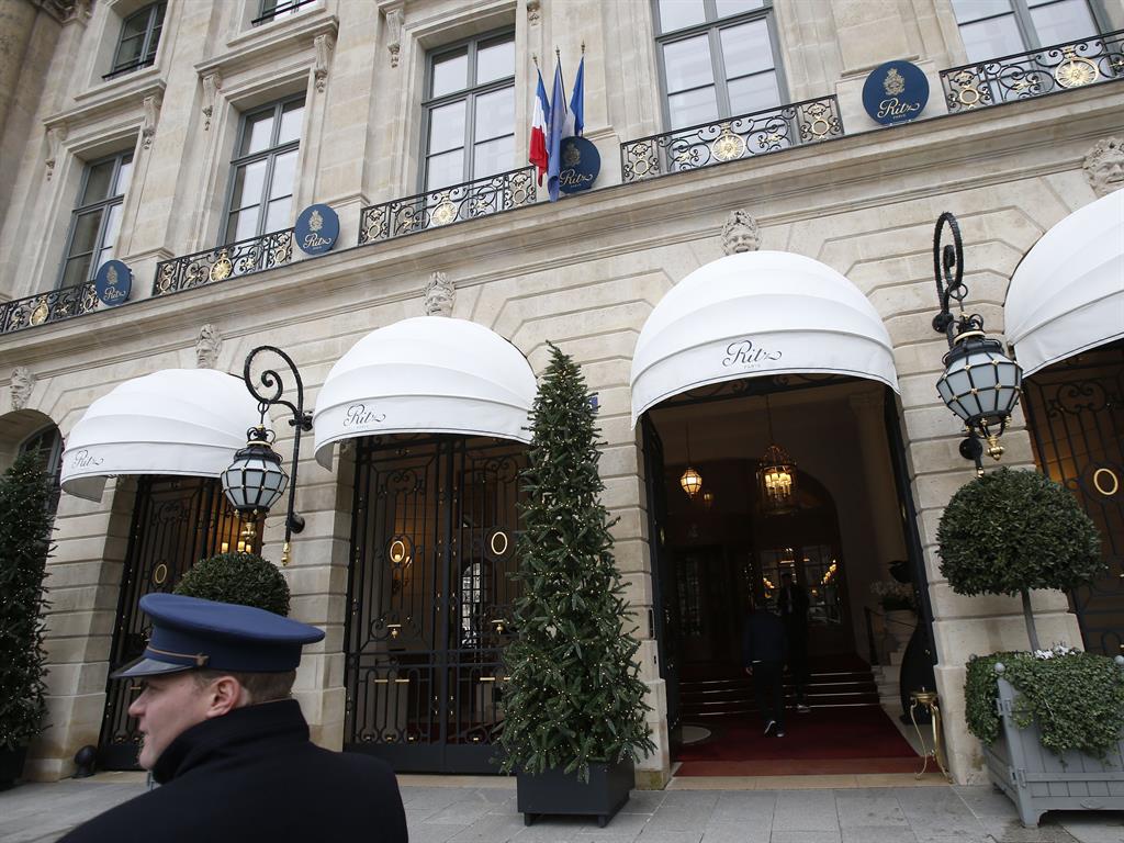 Jewels worth $4.8m stolen in daring Paris heist Jewels worth $4.8m stolen in daring Paris heist
