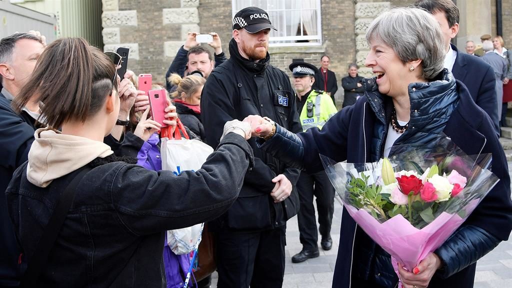 Bumps A teenager
greets the PM who
was given flowers by a
well-wisher PIC GETTY