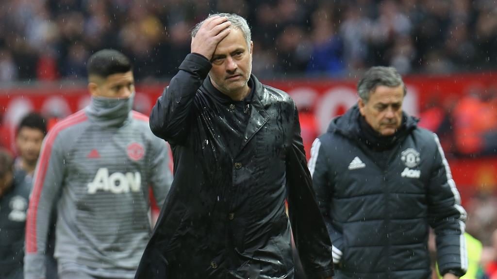 Soggy bottom
Mourinho in the rain
as his United team
went down to
defeat against
the league’s
basement boys